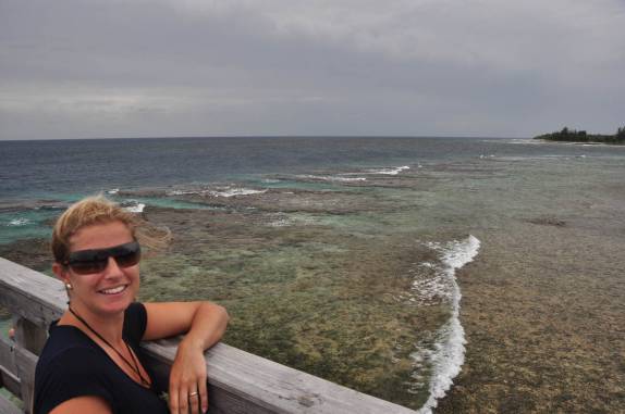 Observando área boa para snorkel, em Utila, ilha no litoral norte de Honduras